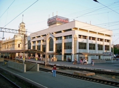 В Краснодаре из здания железнодорожного вокзала на платформу выпал мужчина