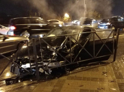 «Слезы по мужской щеке»: в Краснодаре разогнавшийся «Nissan GT-R» врезался в забор