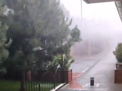 На Краснодар обрушился грозовой ливень с градом: видео