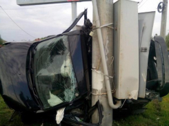 В Краснодаре водитель налетел на столб и чудом остался жив