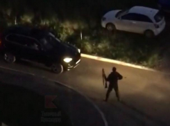 Мужчина с ружьем угрожал водителю иномарки во дворе многоэтажки в Краснодаре 