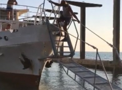 В Сочи экскурсионный корабль, причалив к берегу, помешал отдыхающим купаться в море