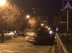 В Краснодаре иномарка столкнулась с троллейбусом и перевернулась