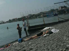 В Новороссийске отдыхающие загорали рядом с трупом 2 часа