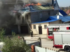 Чтобы потушить дом в Анапе, пожарные бегают за водой в школу