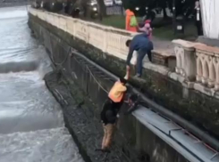 В Сочи прохожие помогли выбраться упавшей в реку женщине