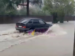 Улицы Сочи превратились в реки после ливня