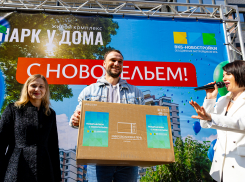 Вручение ключей от квартир в ЖК «Парк у дома» превратили в яркий праздник с подарками