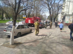 В центре Новороссийска спецслужбы оцепили здание и эвакуировали людей 