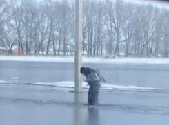 Под Краснодаром дети добираются до школы по колено в воде