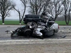 Машина превратилась в груду металла после столкновения с фурой на Кубани  