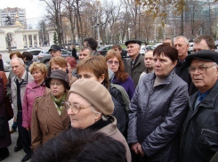 В Краснодаре работники завода им. Седина собрались под окнами администрации губернатора Кубани