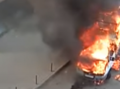 Во дворе жилого дома в Краснодаре загорелась «Газель»