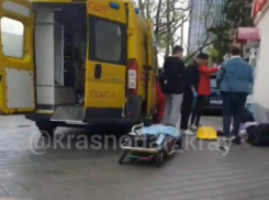 В центре Краснодара иномарка залетела на тротуар и сбила пешехода 