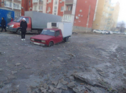 В Краснодаре авто проваливаются в ледяные ямы