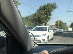  Водитель иномарки в Краснодаре оставил авто в левой полосе и просто ушел 