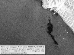 Огромное нефтяное пятно плывет к порту Туапсе