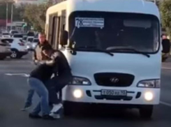 В Краснодаре дорожный конфликт с дракой между водителем и пассажиром попал на видео