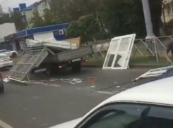 «Газель» с разбитыми окнами спровоцировала пробку в центре Краснодара