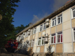 В Краснодарском крае загорелась база отдыха