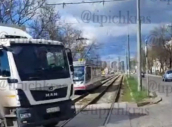 В Краснодаре легковушка въехала под фуру, остановив движение трамваев