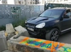  «Порш» оттащил бетонное ограждение, которым перекрыли улицу в Краснодаре 