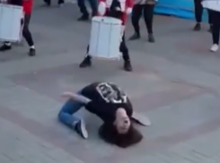 Зажигательный танец туристки не понравился казакам Геленджика