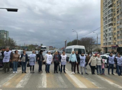  Дольщики ЖК «Фрегат» перекрыли улицы Уральскую и Симферопольскую в Краснодаре 