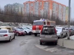 В Краснодаре пожарная машина не смогла проехать к дому из-за стихийной парковки 