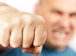 В Краснодаре ревнивец избил знакомую и угрожал ее убить