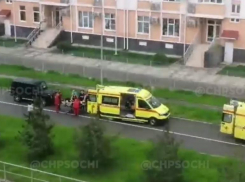 В Сочи велосипедист попал под колеса автомобиля