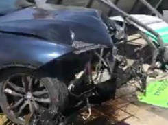 Машина снесла остановку в Краснодаре