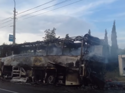 В Крыму на ялтинской трассе полностью сгорел автобус, перевозивший детей