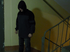 В Краснодаре извращенец напал на двух школьниц в подъезде жилого дома