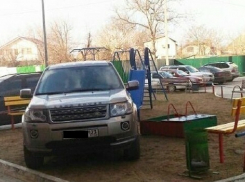 В Краснодаре Land Rover въехал в детскую площадку