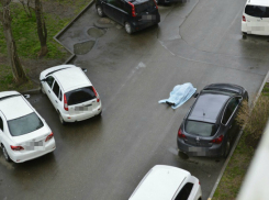 Во дворе краснодарской многоэтажки средь бела дня нашли труп женщины