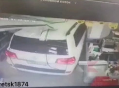 На Кубани водитель внедорожника протаранил магазин, сбив мальчика