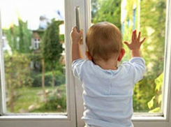 Двухлетний малыш выпал из окна многоэтажки в Горячем Ключе