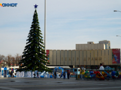 В Краснодаре начали разбирать главную елку города 