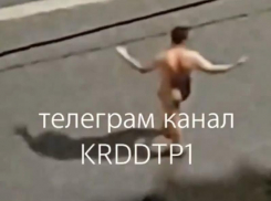 В Краснодаре голый мужчина разбил стекло иномарки в Юбилейном микрорайоне