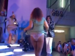  Во время выступления Киркорова в Анапе женщина в годах устроила на сцене стриптиз 