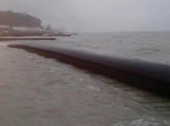 Всплывшую канализационную трубу в море возле Сочи вытащили на берег