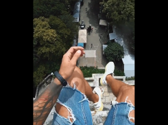 Блогера, прогулявшегося по краю смотровой башни Ахун в Сочи, привлекут к ответственности 