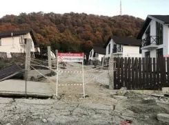 В Сочи элитный посёлок до сих пор закрыт из-за активного оползня