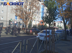 В центр Краснодара стянули автозаки и силовиков с оружием к зданию полиции