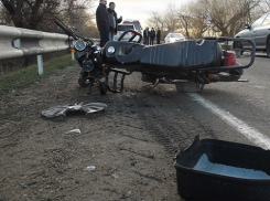 В мини-мопед врезались две иномарки под Анапой 