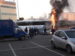 Сгоревший в Краснодаре автобус из Астрахани попал на видео