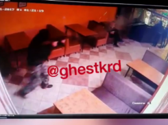  Мужчина расстрелял из автомата троих посетителей кафе в Усть-Лабинске 