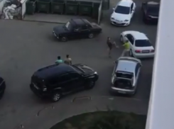  Водитель подрался с жителем дома из-за перекрытого двора в Краснодаре 