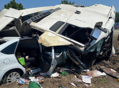 В Адыгее пострадали женщина и двое детей в ДТП с перевернувшимся грузовиком